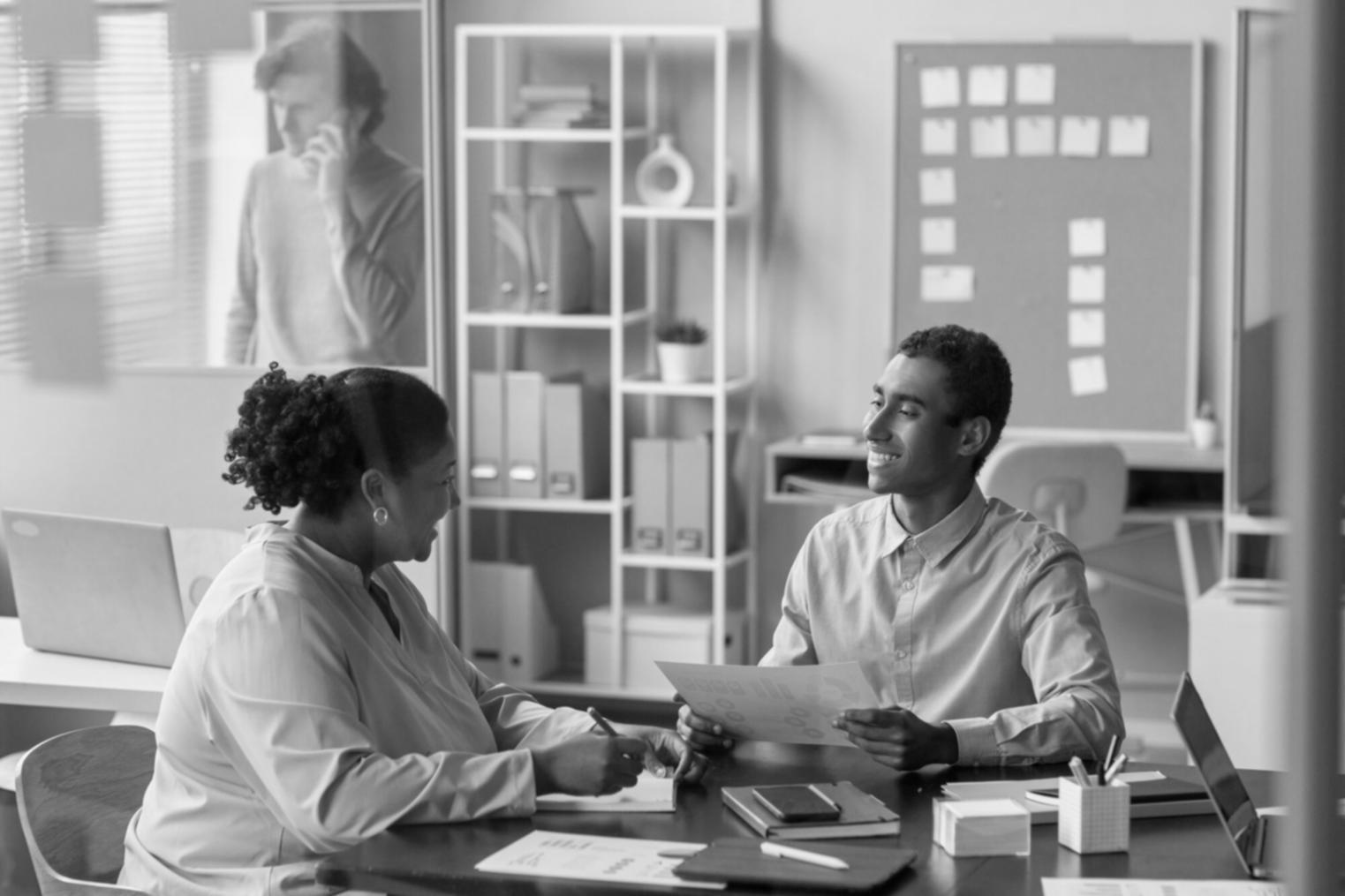 Session de formation en analyse financière avec participants travaillant sur des cas d'étude